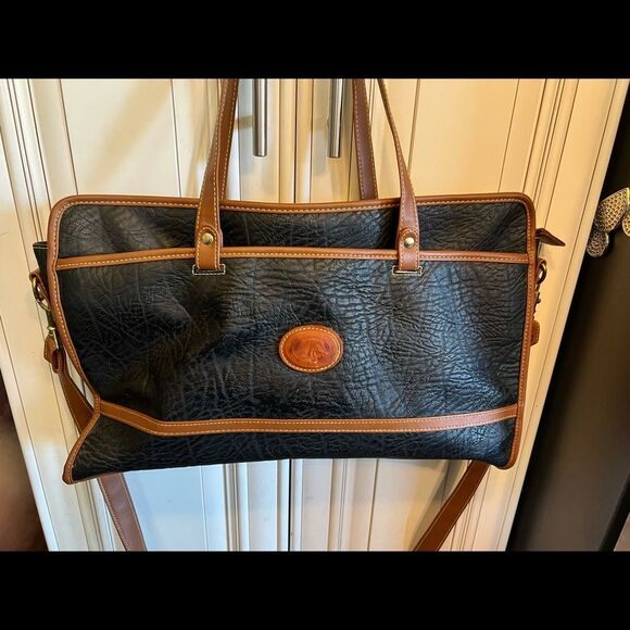 Vintage International All Weatherwear Tan Leather Zippered Handbag. - Picture 1 of 11